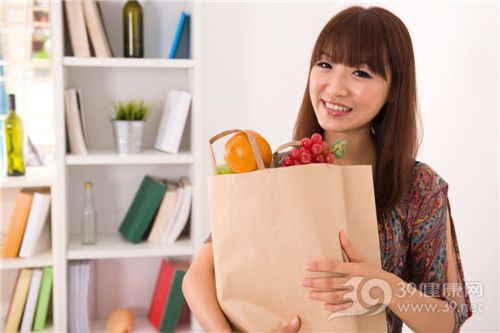 青年 女 购物 食物 蔬菜 水果 橙子 提子 葡萄 家居_16323494_xxl